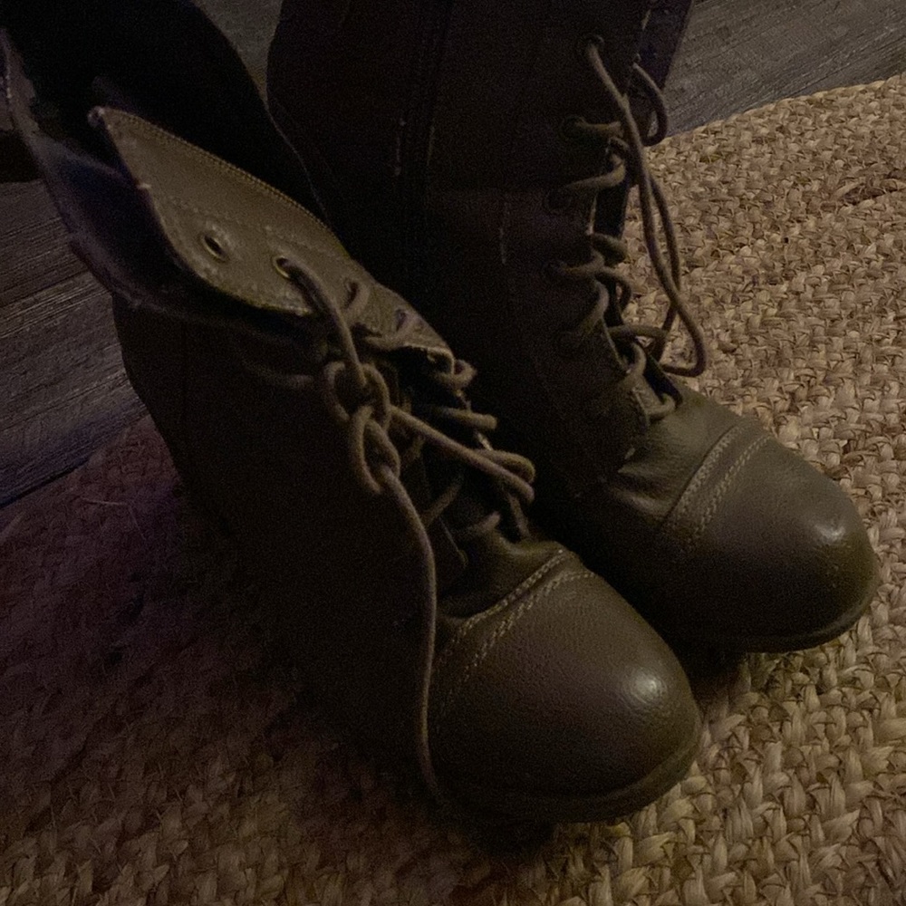 Boots - Picture 5 of 5